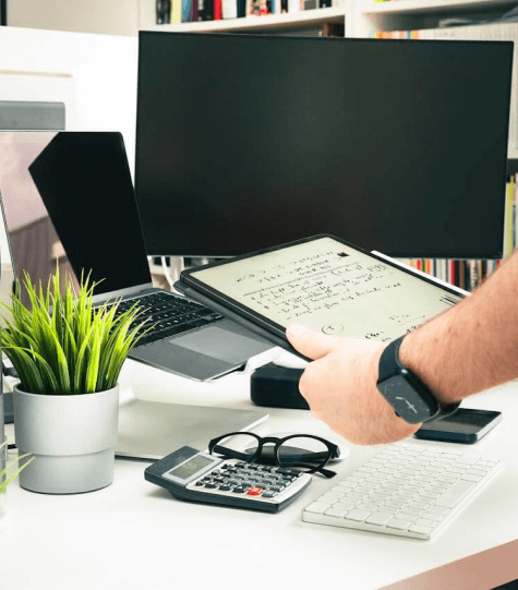 Photo d'un bureau rempli d'espace de coworking