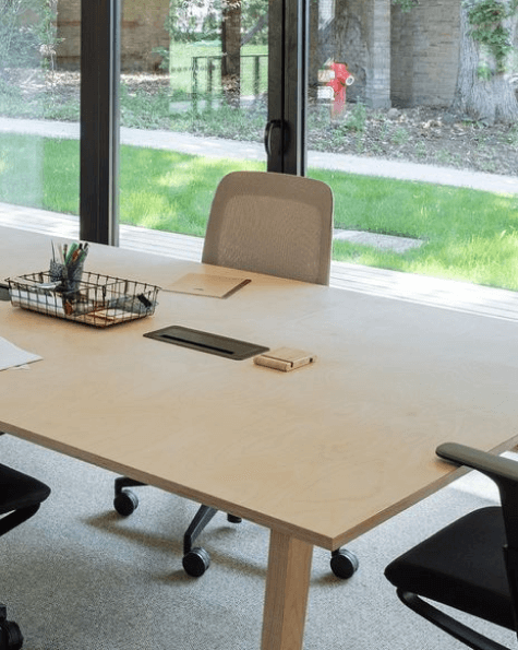 Photo d'une salle de réunion avec chaises et bureau chez Howel