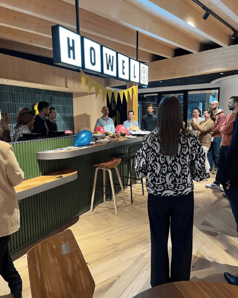 Ambiance festive et conviviale au bar HOWEL, décoré pour une soirée d’entreprise avec invités et animations.