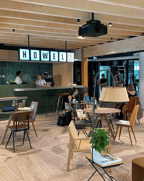  Espace convivial chez HOWEL avec bar moderne, mobilier design et ambiance propice aux échanges professionnels.